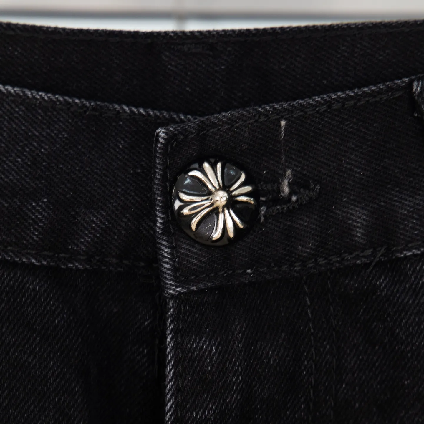 P260 Chrome Hearts Chrome Hearts Black Multi-leather Elements Full of Details Washed Jeans Authentically Restore the Ultimate Vintage Texture Three-Dimensional Fit Loose and Comfortable, Not Slimming Appearing Tall and Slim Made by a Manufacturer Original Quality Control Same Style for Men and Women Can Be Matched for Couples Versatile Recommendations Must-Have Jeans for All Seasons Fashionistas Have Been Disappointed From the Quality Selection of Fabrics, Cutting of Details, and Matching of Patterns, Everything Is Impeccable! The upper body is so handsome when worn...it can be easily worn by men, women and children! The craftsmanship is made of heavy-duty washed pure cotton denim fabric. After washing, it is soft and thick. It is very stylish when worn on the body. Style number: 1775# Color: black Size: 28 30 32 34 36